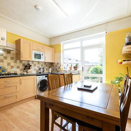 Guestready - Enchanting Life In Gorse Hill Manchester Buitenkant foto