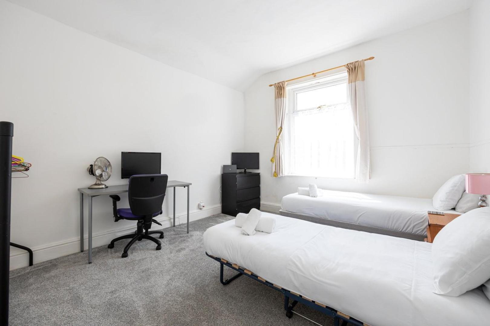 Guestready - Enchanting Life In Gorse Hill Manchester Buitenkant foto