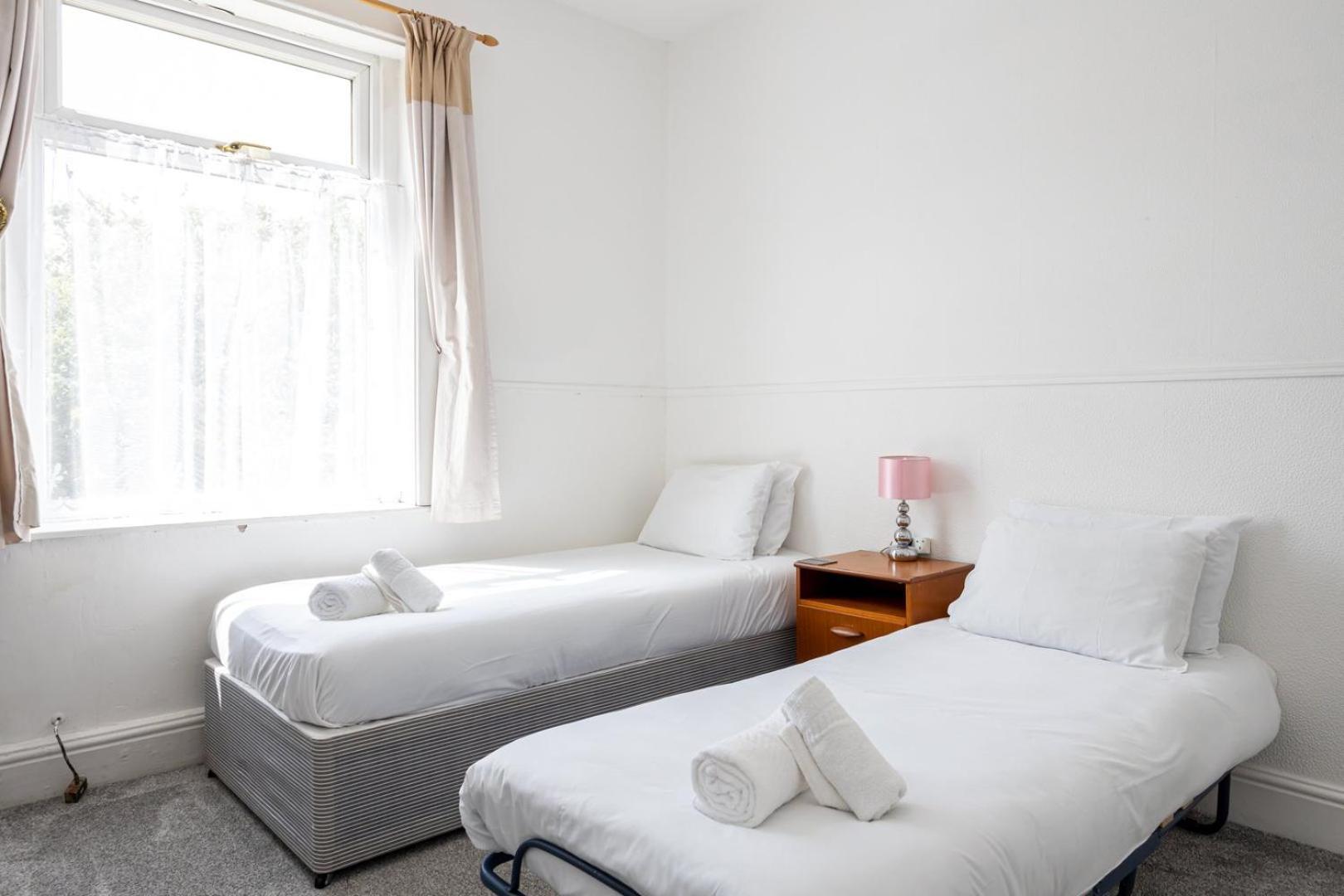 Guestready - Enchanting Life In Gorse Hill Manchester Buitenkant foto
