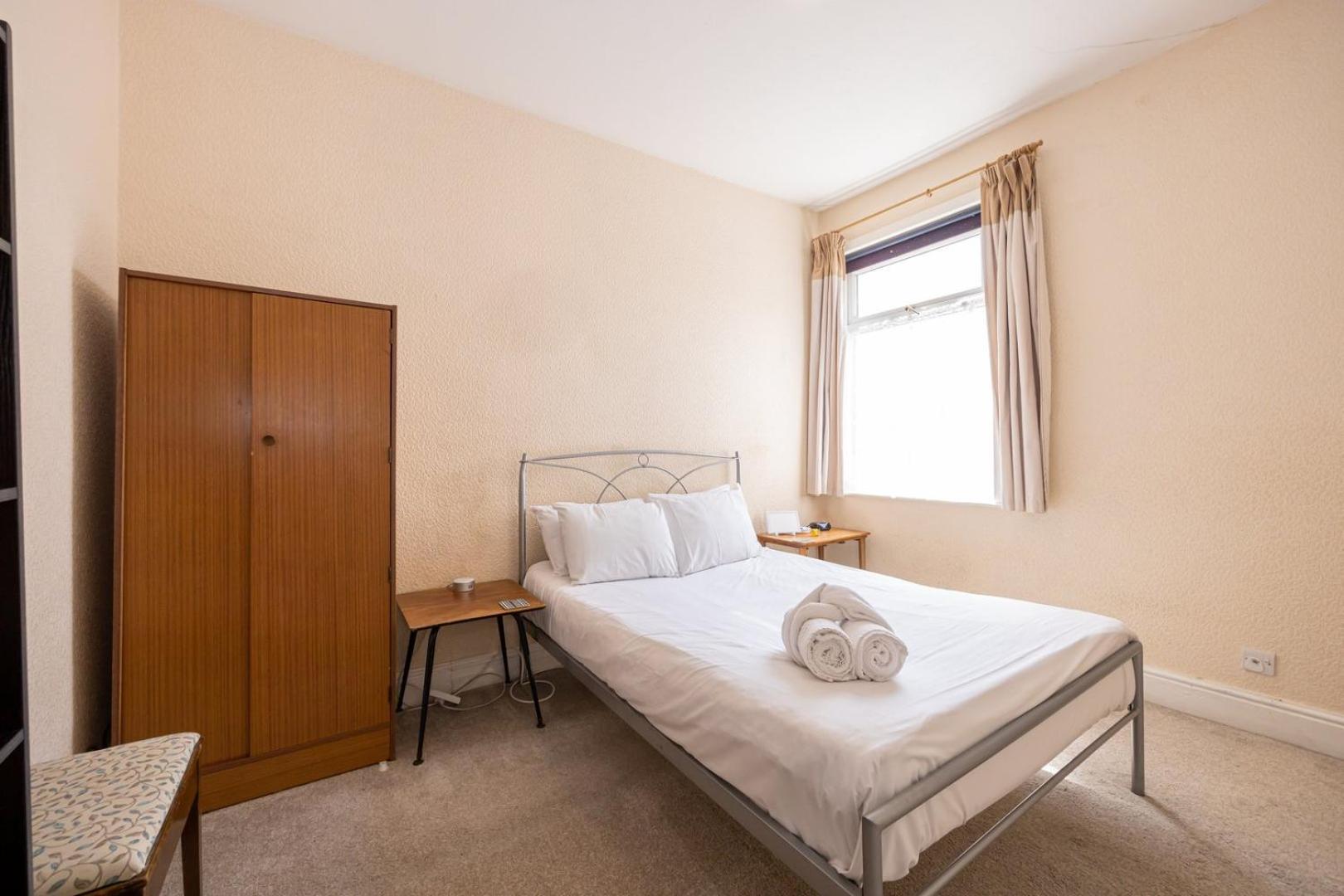 Guestready - Enchanting Life In Gorse Hill Manchester Buitenkant foto