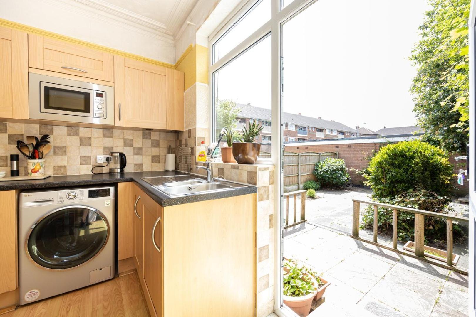 Guestready - Enchanting Life In Gorse Hill Manchester Buitenkant foto